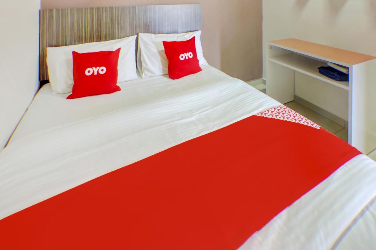 Oyo 89985 Js Hotel Джохор Бахру Екстериор снимка